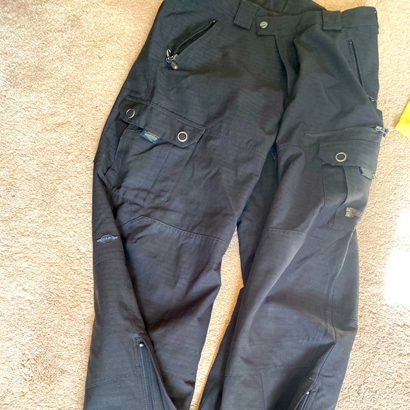 Black 🏂-pants sims-snowboarding make-offer let’s talk negotiable barely worn - Picture 2 of 6